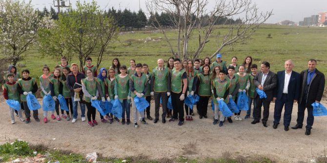 Çevreci Başkan Öğrencilerle Çöp Topladı