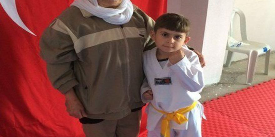 Torunuyla Tekvando Kursuna Katılıyor