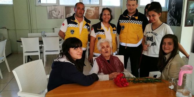 Burhaniye’de Gönüllü Torunlar Huzurevini Ziyaret Etti