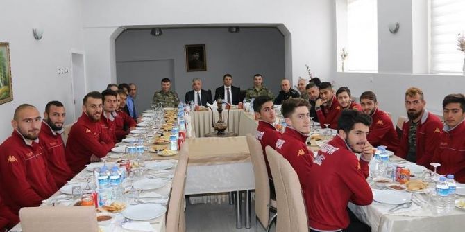 Vali Toprak, Hakkarisporlu Futbolcularla Bir Araya Geldi