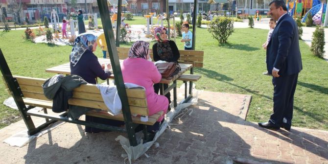 Başkan Karabacak, Parkları Dolduran Vatandaşlarla Sohbet Etti