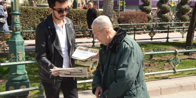 Ak Parti Gençlik Kolları Öğrencileri Evet Gazetesi Dağıttı