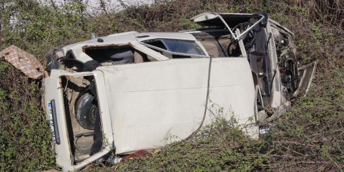 Tem Otoyolunda İki Araç Şarampole Uçtu: 7 Yaralı