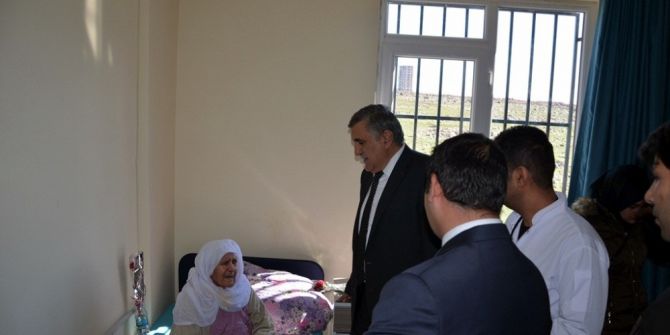Harran Üniversitesi Rektörü Taşaltın, Bakım Evinde Kalan Yaşlıları Ziyaret Etti