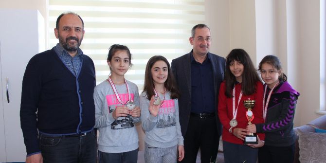 Çınar Koleji Öğrencileri Yüzme Müsabakalarında İl Üçüncüsü Oldu