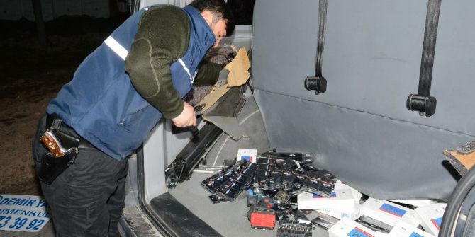 Polisin Durdurduğu Minibüsün Her Yerinden Kaçak Sigara Çıktı