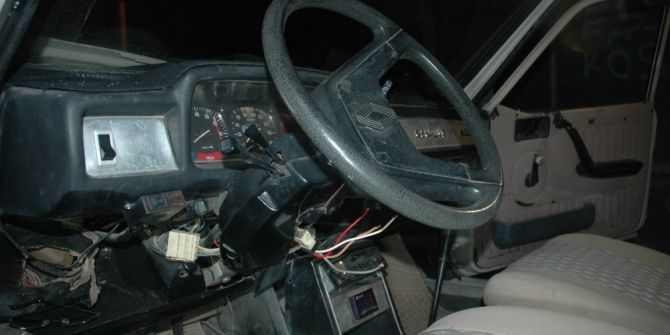 Çaldıkları Otomobili Duvara Çarpıp Kaçtılar