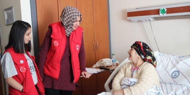 Ardahanlı Gönüllü Gençler Yaşlı Hastaları Ziyaret Etti