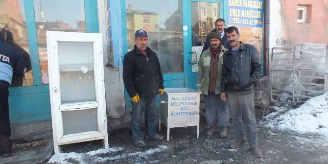 Malazgirt Belediyesinden ‘Kül Konteyneri’ Dağıtımı