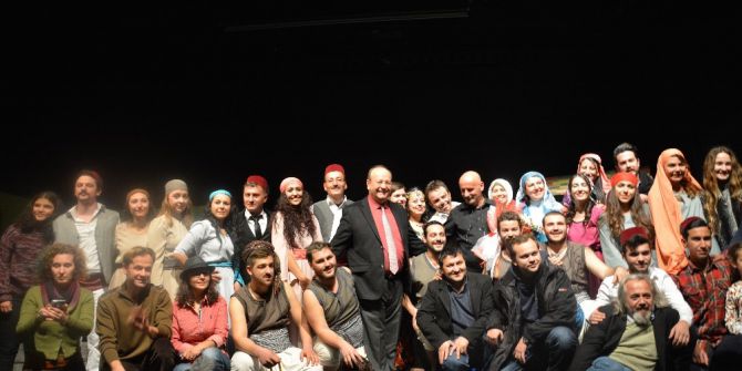 Başkan Özakcan’ın Dünya Tiyatlar Günü Mesajı