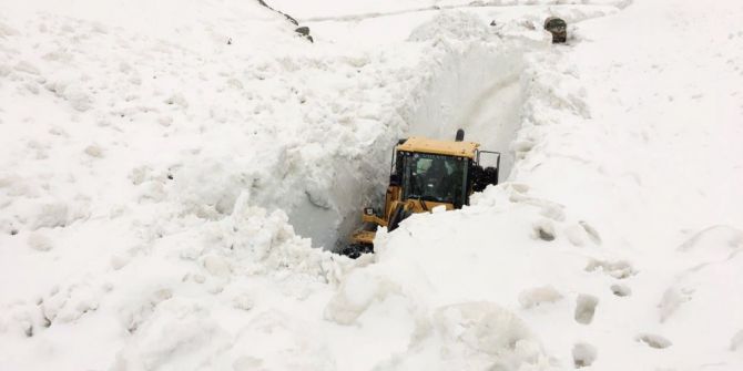 Askeri Üs Bölgesinin Yoluna Çığ Düştü
