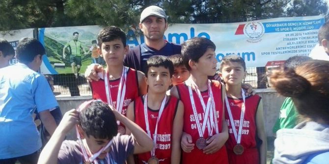 Kulplu Öğrenciler Atletizmde Şampiyon Oldu