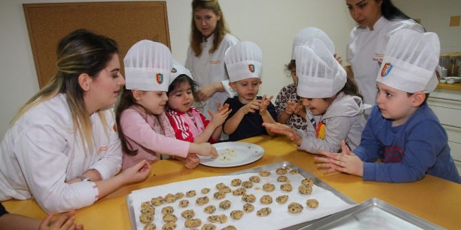 Üniversite Öğrencileri Miniklerle Kurabiye Yaptı