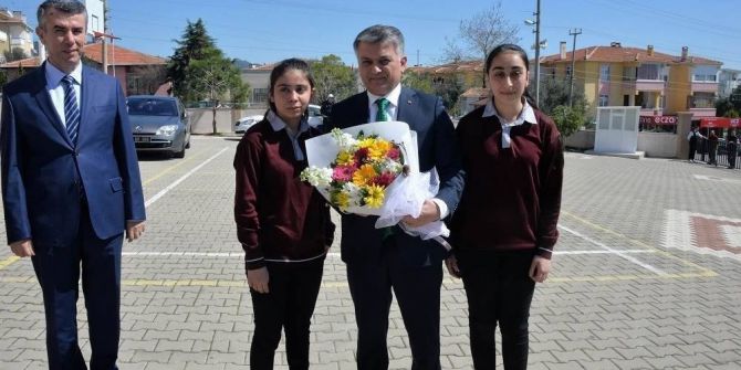 Balıkesir Valisi Ersin Yazıcı, Edremit’te Kitap Okuma Etkinliğine Katıldı