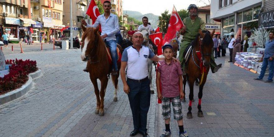 Darbe Girişimine ’At’lı Tepki