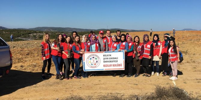 Öğrenciler 300 Fidanı Toprakla Buluşturdu