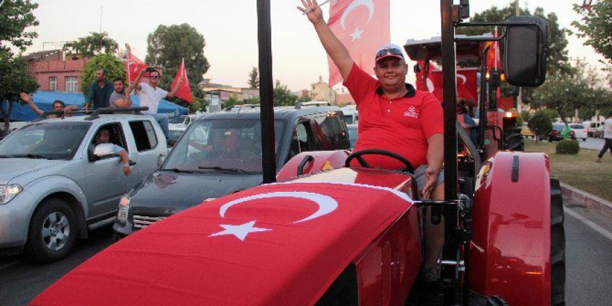 Çiftçilerden Demokrasi Nöbetine ‘Traktörlü’ Destek