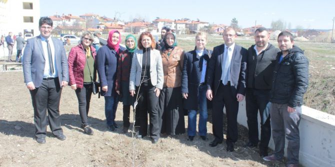 Öğrenciler Fidan Dikti