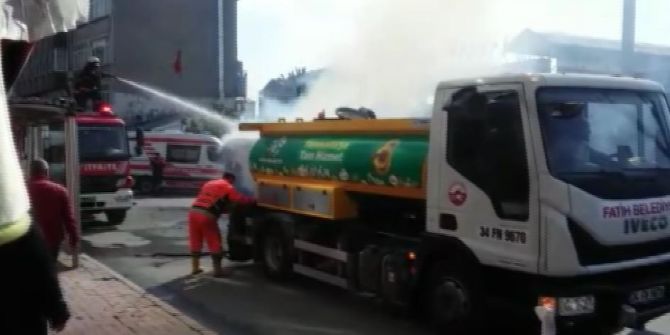 Fatih’te Karton Kağıt Toplayan Geri Dönüşüm Aracında Yangın Çıktı
