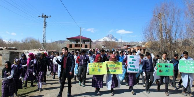Tuzluca’da Öğrenciler ’Yeşili Koru Tuzluca’ Sloganıyla Çevre Temizliği Yaptı