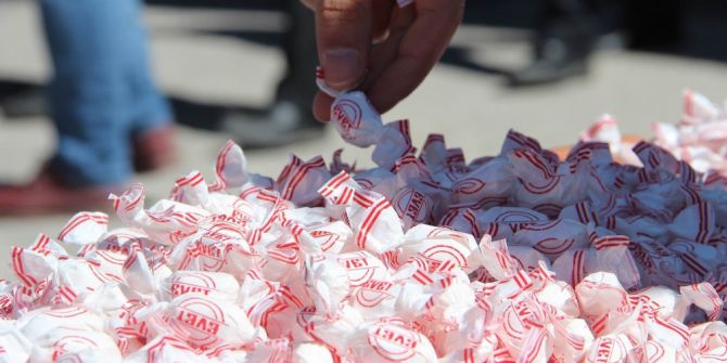 Vatandaşlara ’Evet’ İçin Cami Çıkışı Şeker Dağıtıldı