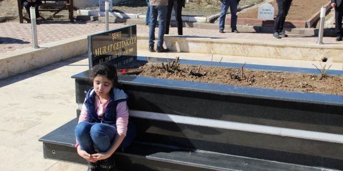 Hiç Görmediği Babasının Mezarına Sarılarak Gözyaşı Döktü