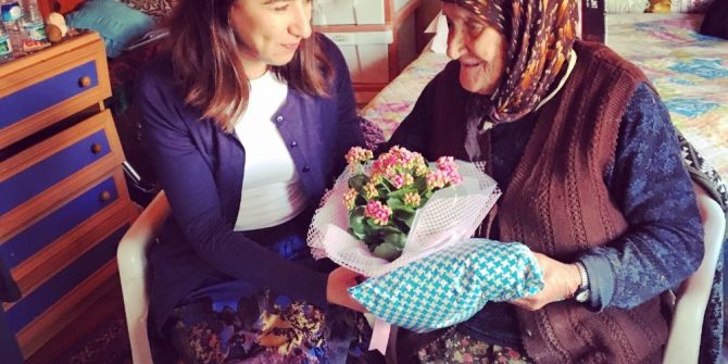 Kadın Meclisi Üyeleri, Yaşlı Kadını Evinde Ziyaret Etti