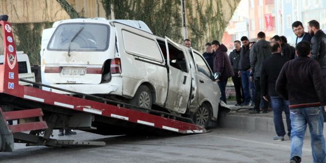 Servis Minibüsüyle Panelvan Araç Çarpıştı: 4 Yaralı
