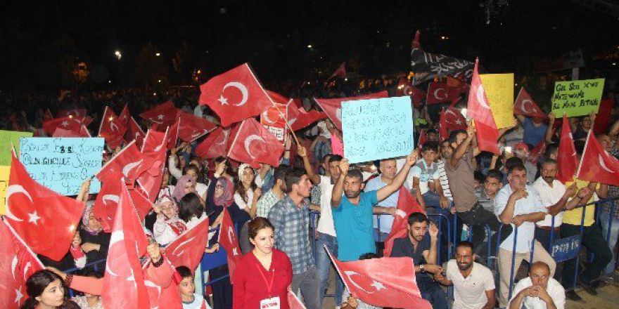 Diyarbakır’da Demokrasi Nöbeti Sürüyor