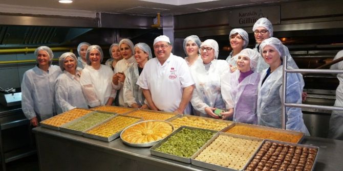 Konsolos Eşleri Baklava Açtı