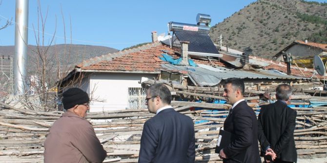 Turhal Kaymakamı Üçer Yaşlı Çifti Sevindirdi