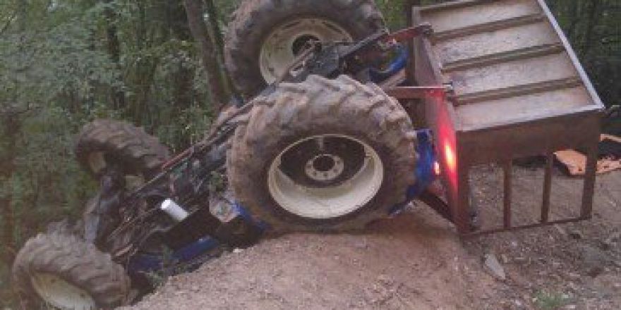 Tomruk Yüklü Traktör Devrildi