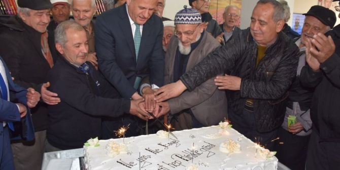 Başkan Keleş Yaşlılarla Pasta Kesti