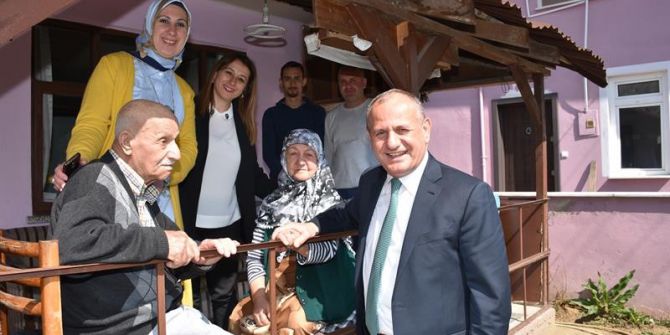 Başkan Yaşlıları Evinde Ziyaret Etti