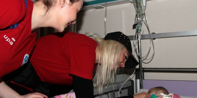 Kadın Basketbolcular Çocuk Hastanesinde