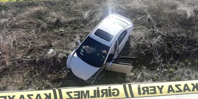 Kontrolden Çıkan Otomobil Bariyerleri Parçalayarak Araziye Uçtu