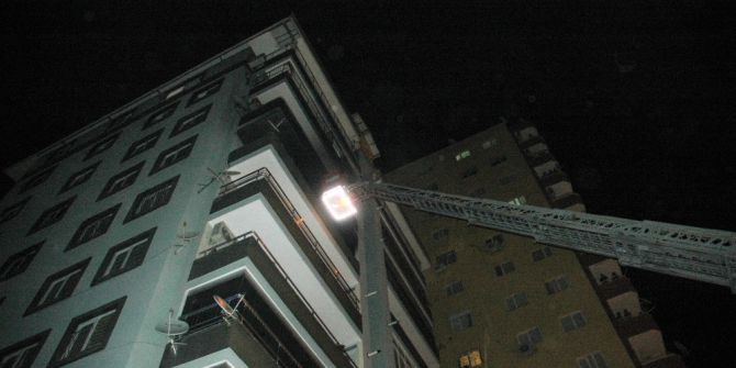 Buzdolabından Çıkan Yangın Apartman Dairesini Küle Çevirdi