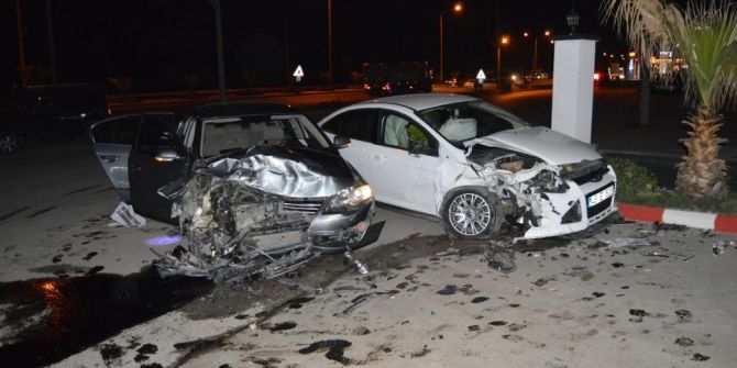 İki Araba Kafa Kafaya Çarpıştı, 2 Kişi Yaralı