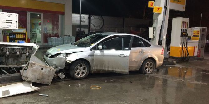 Önce Bir Jeep İle Çarpıştı Sonra Akaryakıt İstasyonuna Girdi