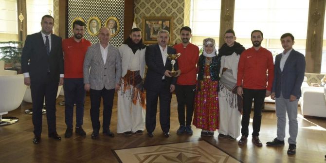 Halk Oyunları Ekibi Kupalarını Başkan Baran’a Takdim Etti