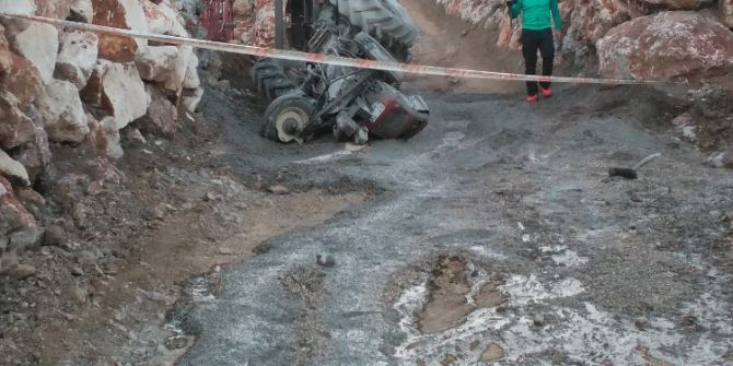 Beton Yüklü Traktörün Altında Kalan Sürücü Öldü