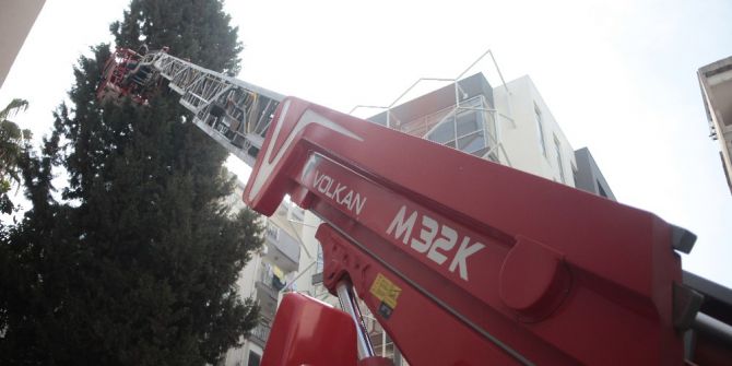 İtfaiye İle Kedinin Ağaçta Köşe Kapmaca Oyunu