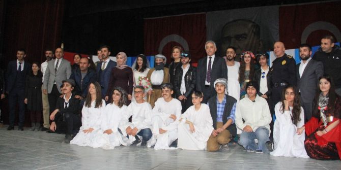 Hakkari’de “Bir İhtiyaç Da Sen Gider” Tiyatro Oyunu Sergilendi