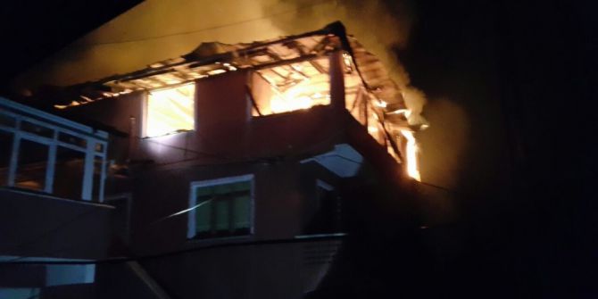 Zonguldak’ta Yangın 3 Katlı Bina Kullanılmaz Hale Geldi