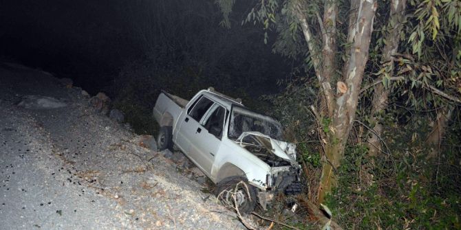 Ortaca’da Virajı Alamayan Araç, Ağaca Çarparak Durabildi; 1 Yaralı