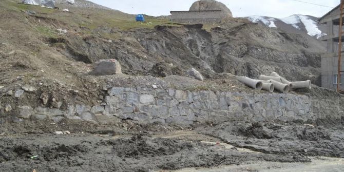 Yola İnen Toprak Tehlike Saçıyor