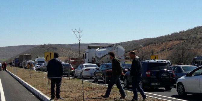 Diyarbakır-mardin Karayolu Bomba İhbarı Yüzünden Ulaşıma Kapatıldı