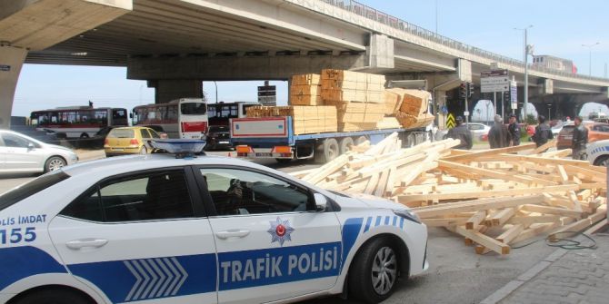 Tır Devrilme Tehlikesi Geçirdi, Keresteler Yola Saçıldı