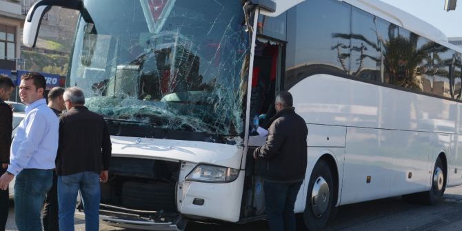Tur Otobüsü İle Tır Çarpıştı, Yolcular Dehşeti Yaşadı
