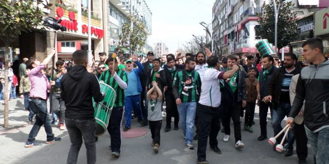 Sakaryaspor Taraftarı Orduspor Maçı Öncesi Yürüdü